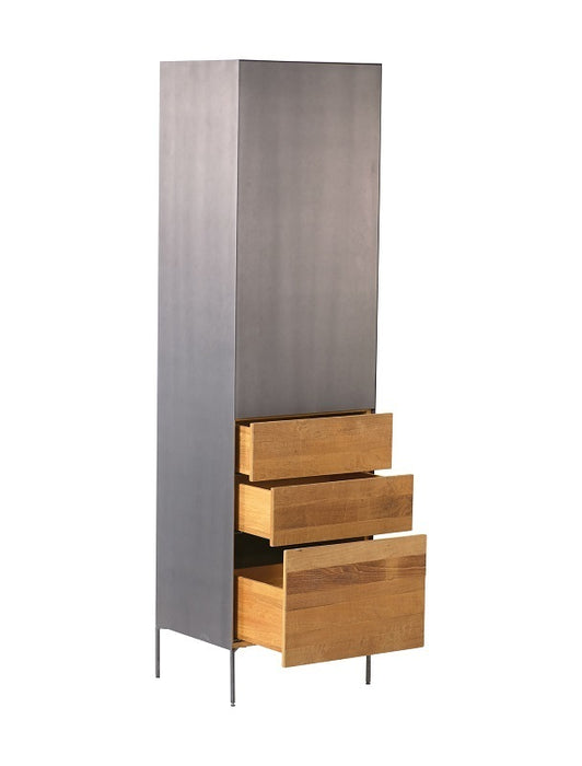 Smalle hoge kast gemaakt van oud hout Smalle hoge kast gemaakt van oud hout