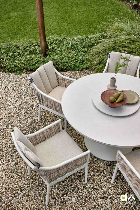 Tuinstoelen milou oyster kleur met sand kleurige kussens ronde tuintafel melville stone aluminium