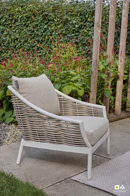 Applebee Milou Oyster loungestoel aluminium frame oyster lichte kleur wicker naturel kussens sand