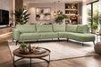 Afgeronde modulaire hoekbank met zachte zit en losse rugkussens, moderne luxe uitstraling en comfortabel design in groene stof.