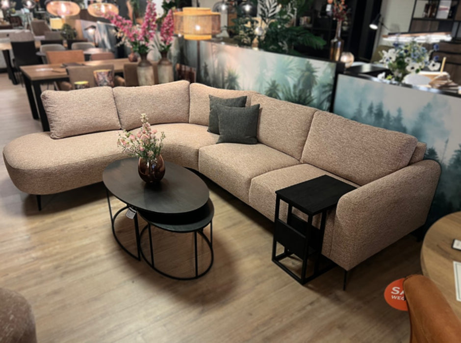 modulaire organische ronde hoekbank met zachte zit en losse rugkussens, moderne uitstraling en comfortabel design in roze stof.