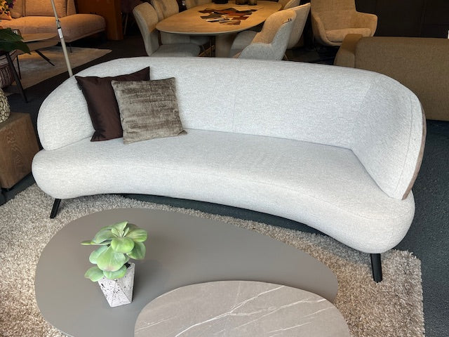 Bean_bank_showroom_voorkant_Lodge_achterkant_Bull