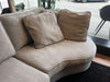 Licht grijze 2-zits organische bank met zacht comfort en losse kussens. Showmodel aanbieding!