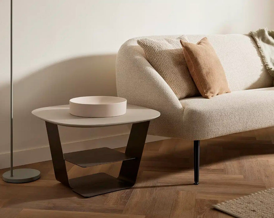 Choq_salontafel_beige_fenix_blad_anodic_metalen_onderstel_419078d3-ff76-4558-bad4-41485123556f