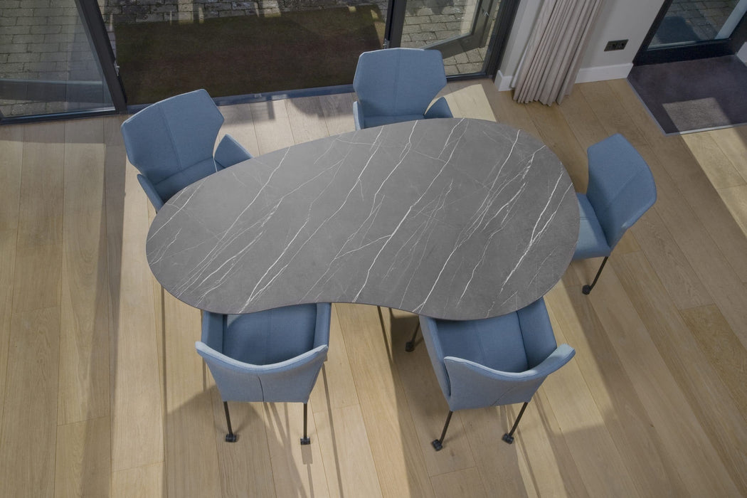 Cloudy-eetkamertafel-ovaal-HPL-Ker-eetkamerstoelen-Fly-met-armleuning-2560x1707