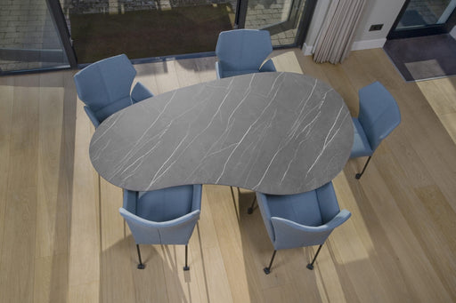 Cloudy-eetkamertafel-ovaal-HPL-Ker-eetkamerstoelen-Fly-met-armleuning-2560x1707