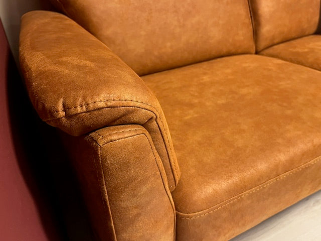 2-zits bank cognac microleder smalle armleuning