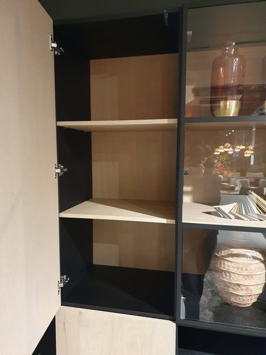 Drift vitrine kast eiken 220 cm met metalen deuren- Showmodelaanbieding _ Oock en Note