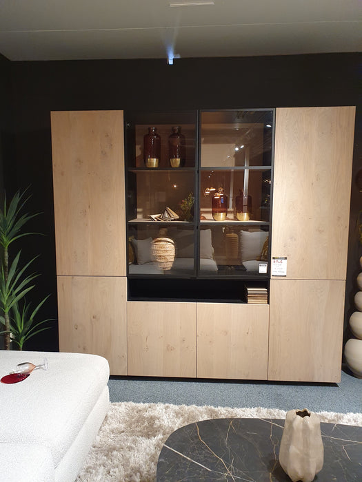 eiken vitrine kast met metalen deuren 