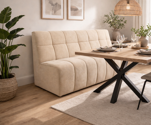 Witte comfortable eetbank met een hoge rug en dicht tot de grond 