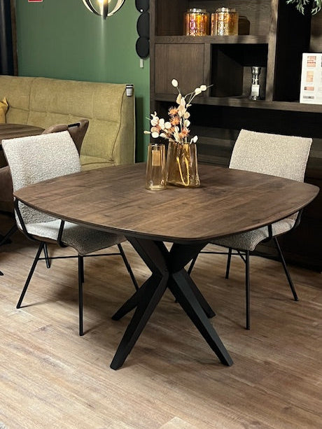 Eettafel deens vierkant 120 cm, Dark Mango-look blad met zwarte spinpoot. In showroom Utrecht.