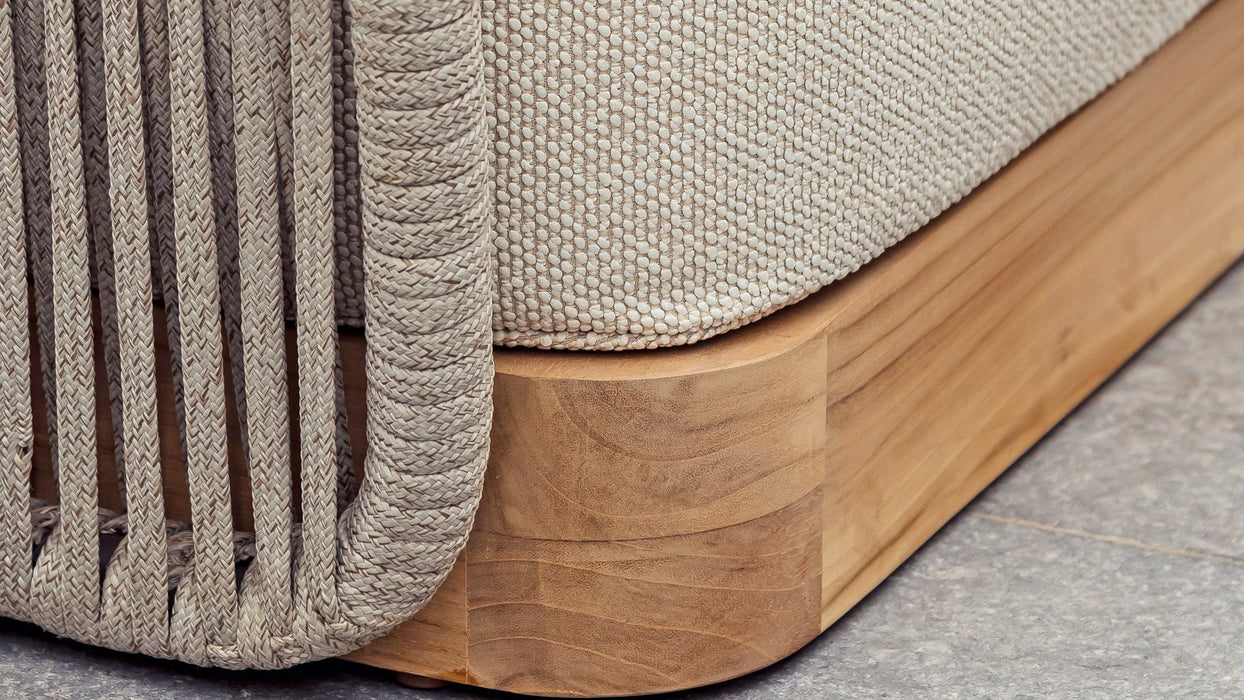 Gescova nino daybed teakhout in showroom