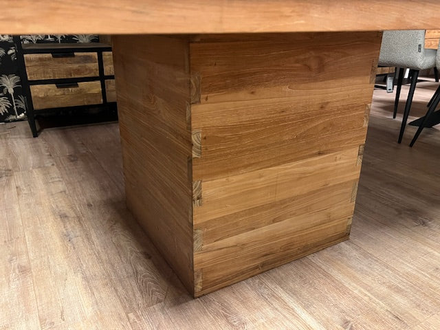 Vierkante Houten Eettafel 140x140 cm met Houten Kolomvoet – Showmodel Utrecht