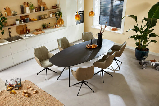 Kiq-eetkamerstoel-draaibaar-met-armleuning-Freya-eettafel-deens-ovaal-hpl-oak-black