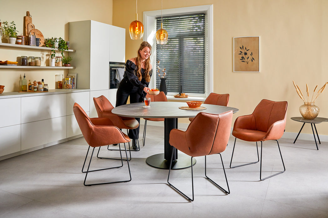 Kiq eetkamerstoelen op slede cognac leer Steely-XL eettafel organisch Bree's New World