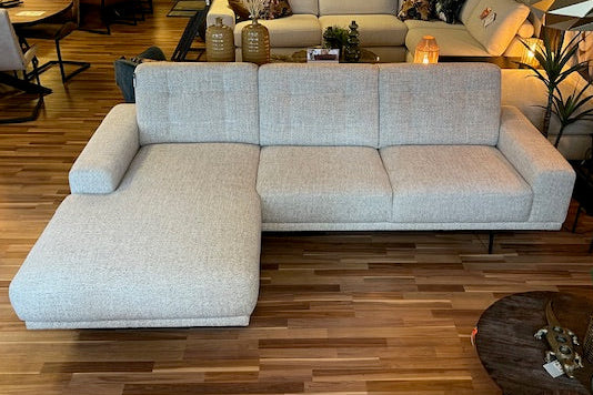 Gecapitonneerde moderne lounge hoekbank ‘Nienke’ met modulaire elementen.