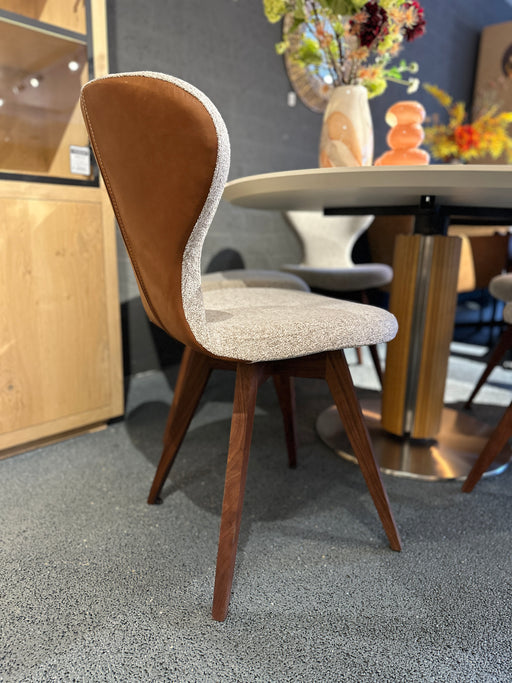 Design eetkamerstoel Spin R Bree's New World combinatie cognac leder achterkant en stoffen zitting lichte kleur met bruine houten poten