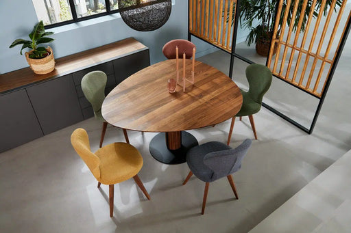 Eetkamer met eettafel steely noten en eetkamerstoelen in kleurtjes stof Spin R Bree's New World