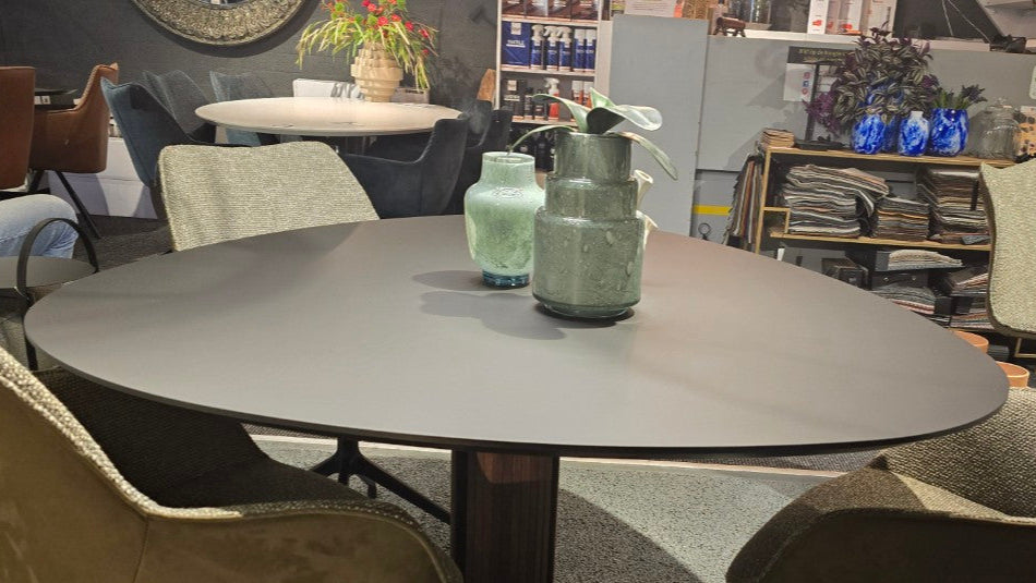 Steely driehoekige eettafel bree's new world outlet deal