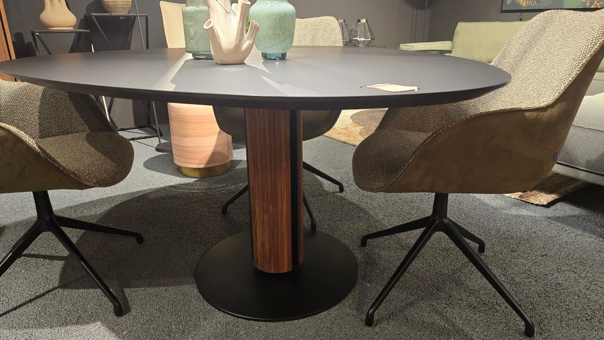 Steely driehoekige eettafel bree's new world showroomaanbieding