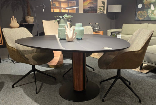 Steely driehoekige eettafel bree's new world showroomaanbieding