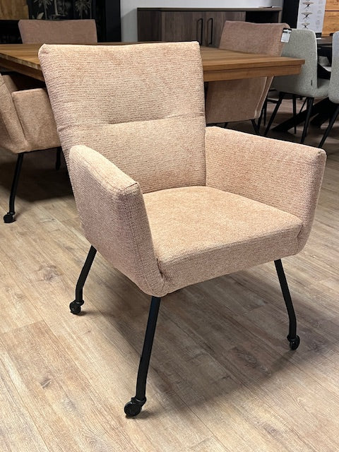 Eetkamerstoel oud roze met arm en wiel retro
