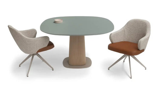 Vierkante design eettafel Storq met kiq eetkamerstoelen Bree's New World