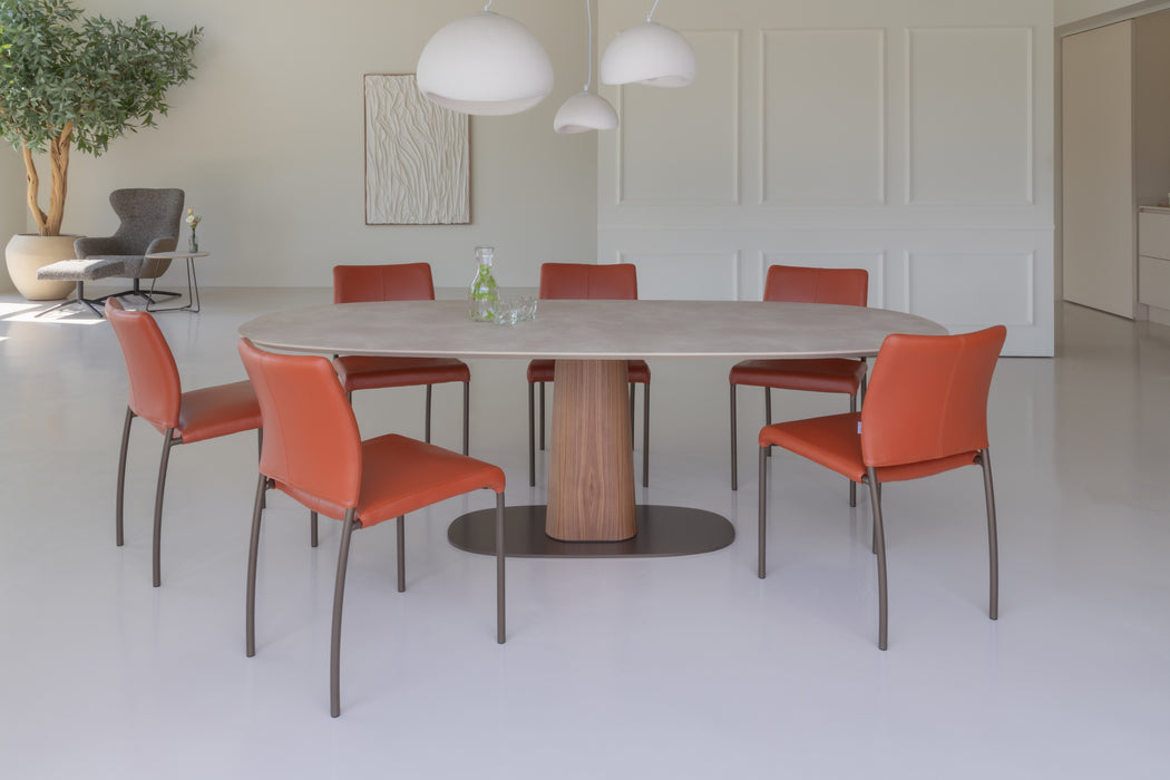 amore stoelen en grote storq tafel bree's new world
