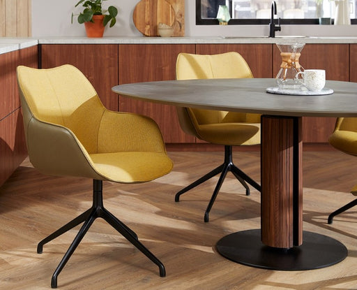 Kiq eetkamerstoel geel stof en leder combinatie met draaipoot 
bij eettafel steely 