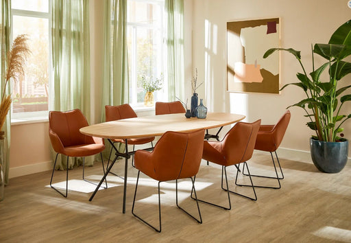 Kiq sledeframe leer cognac met zwart onderstel en Freya eikenhouten eettafel Bree's New World