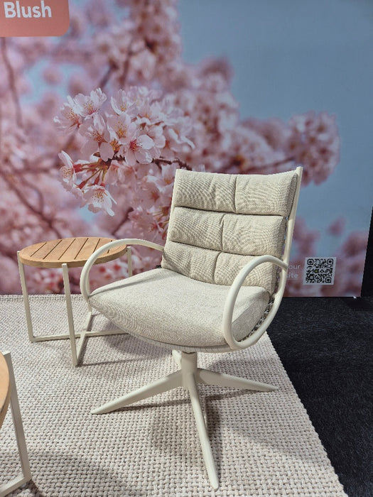 camp bay draaibare tuinstoel oyster apple bee te zien in showroom