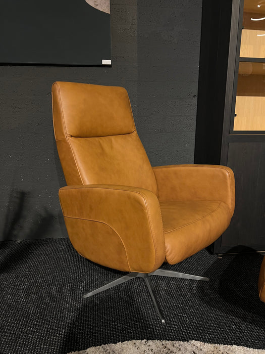 cognac-leer-relax-fauteuil-stoel-hocker-HjortKnudsen-draaibaar-handmatig-ma-Utrecht-Bilthoven-modern-strak-uitverkoop-showmodel-sale