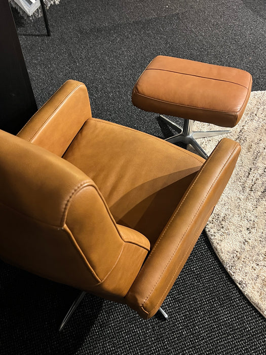 cognac-leer-relax-fauteuil-stoel-hocker-HjortKnudsen-draaibaar-handmatig-ma-Utrecht-Bilthoven-modern-uitverkoop-strak-showmodel-sale