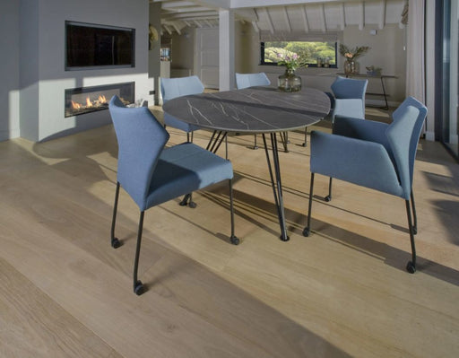 De eetkamer Fly zonder arm van Bree's New World