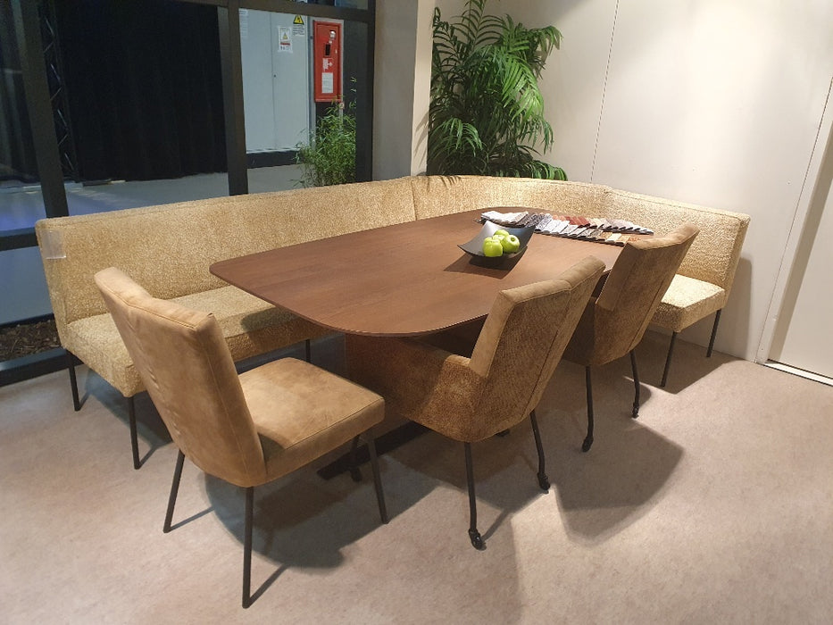 Eethoek met eetkamerbank ronde hoek Clare stof geel met notenhouten eettafel en bijpassende eetkamerstoelen