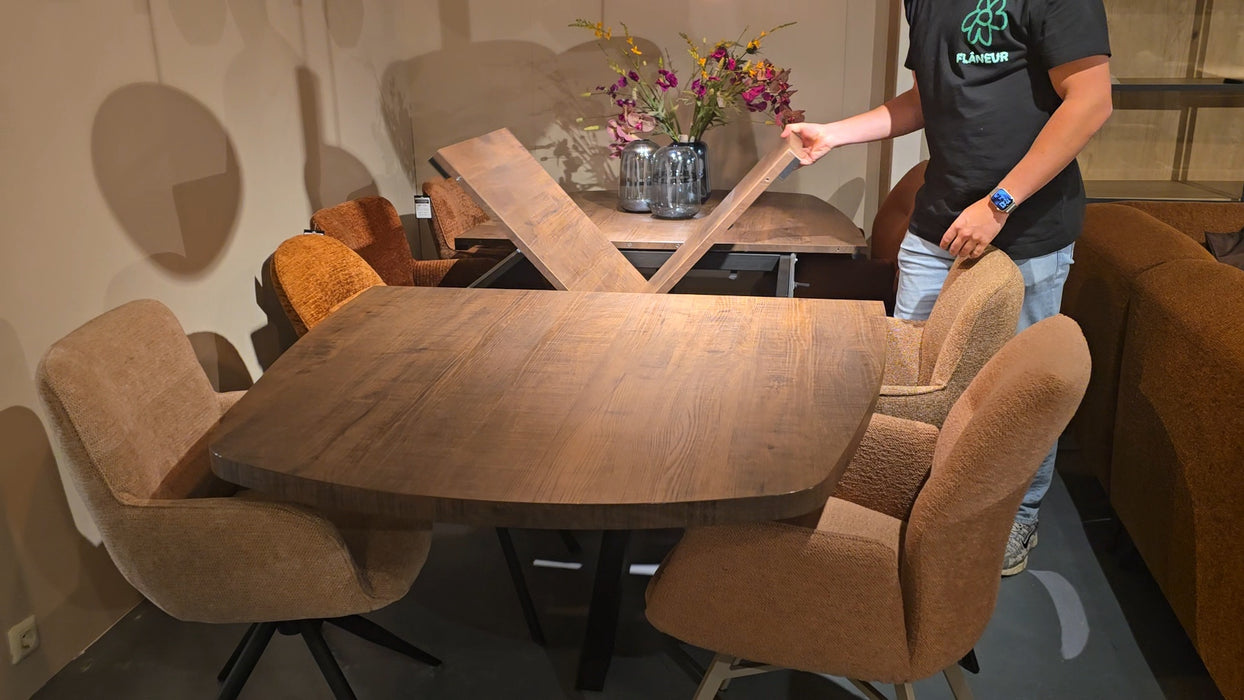eettafel uitschuifbaar finn in lamulux dark mango in showroom!