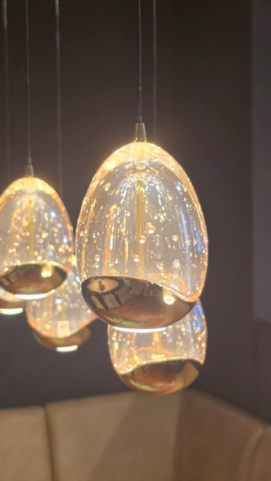egg hanglamp druppelvormig in showroom goud