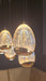 egg hanglamp druppelvormig in showroom goud