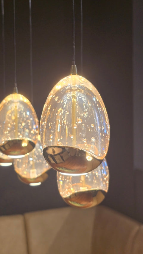 egg hanglamp druppelvormig in showroom goud