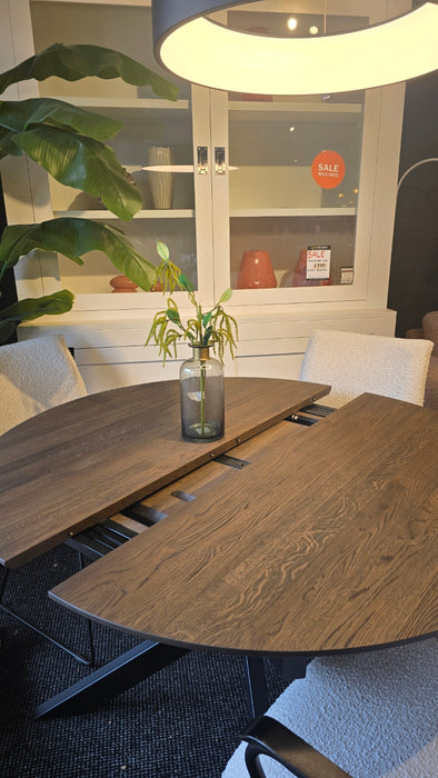 eiken gelakte uitschuiftafel rond levi