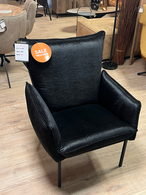 fauteuil-daisy-wildeboer-zwart-vleug-glans-arm-stoel-4poten-Utrecht-showmodel-sale-uitverkoop