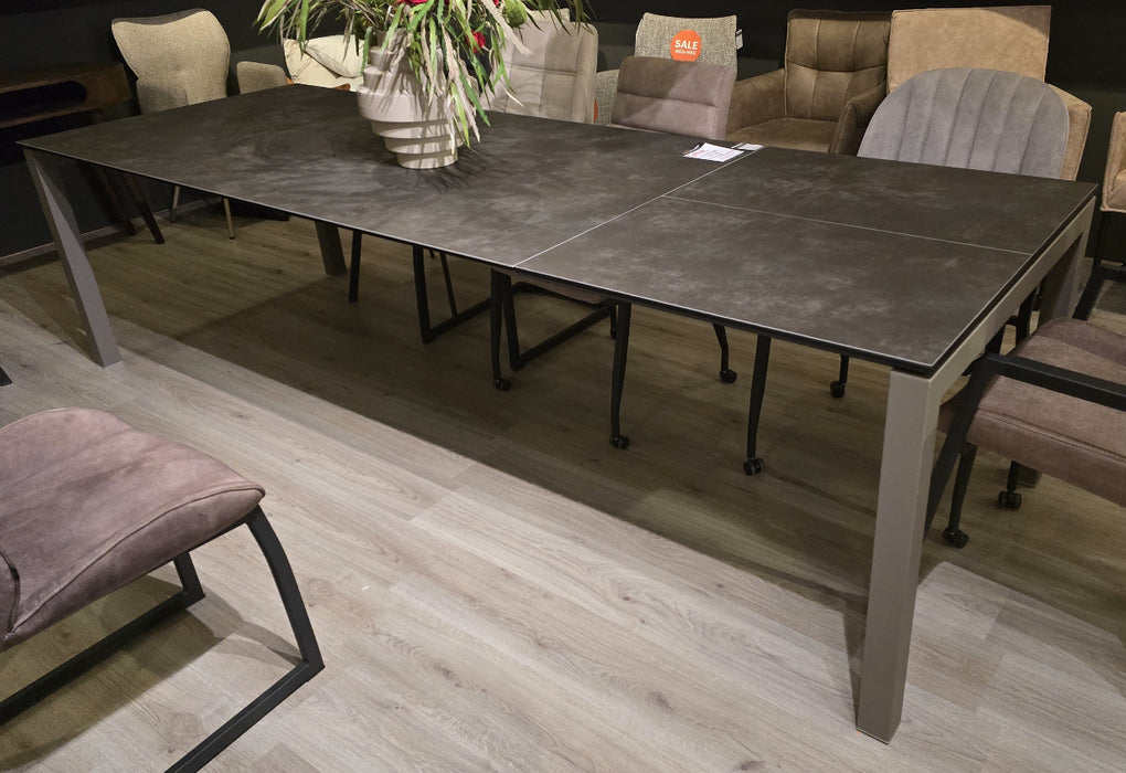grote uitschuiftafel van keramiek outlet