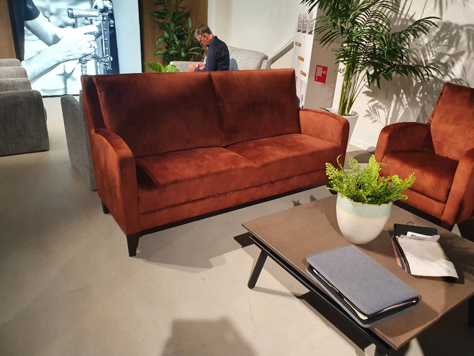 klassieke 2-zits bank met actieve zit in showroom