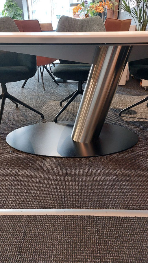 libra eettafel bree's new world showmodel aanbieding