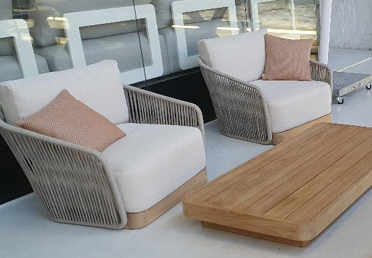 loungestoel voor buiten nino gescova in showroom