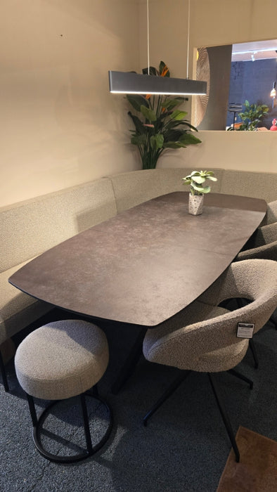 mira uitschuiftafel in showroom