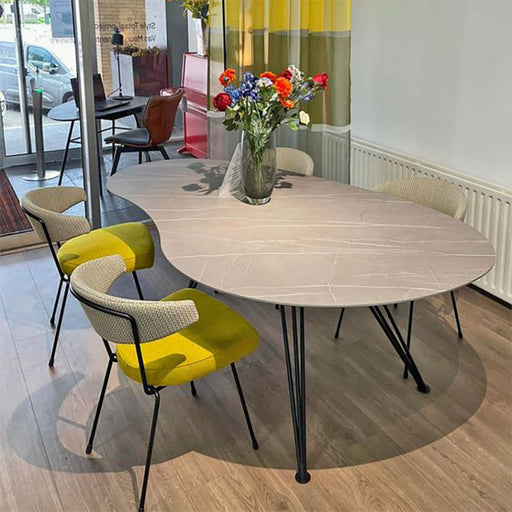 moderne-eettafel-met-marmer-look-organische-blad-cloudy-een-design-van-brees-new-world