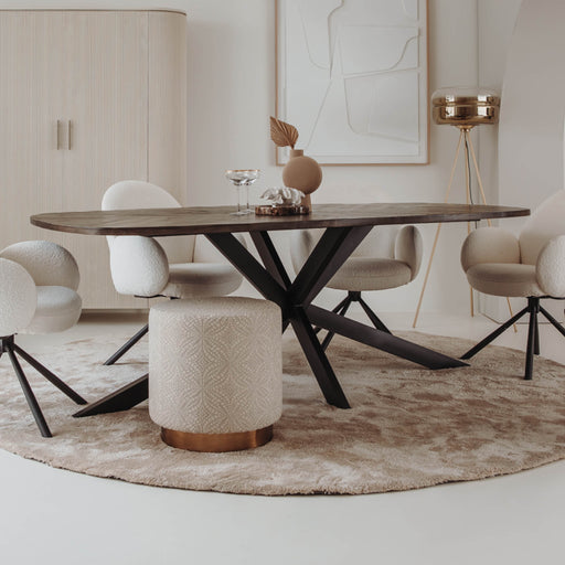 Deens ovale tafel met ingelegd visgraat bruin mango hout, met een zwart spinpoot onderstel.