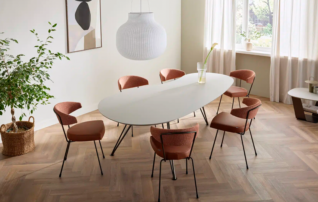 oranje retro stoel cloudy witte tafel bree's new world