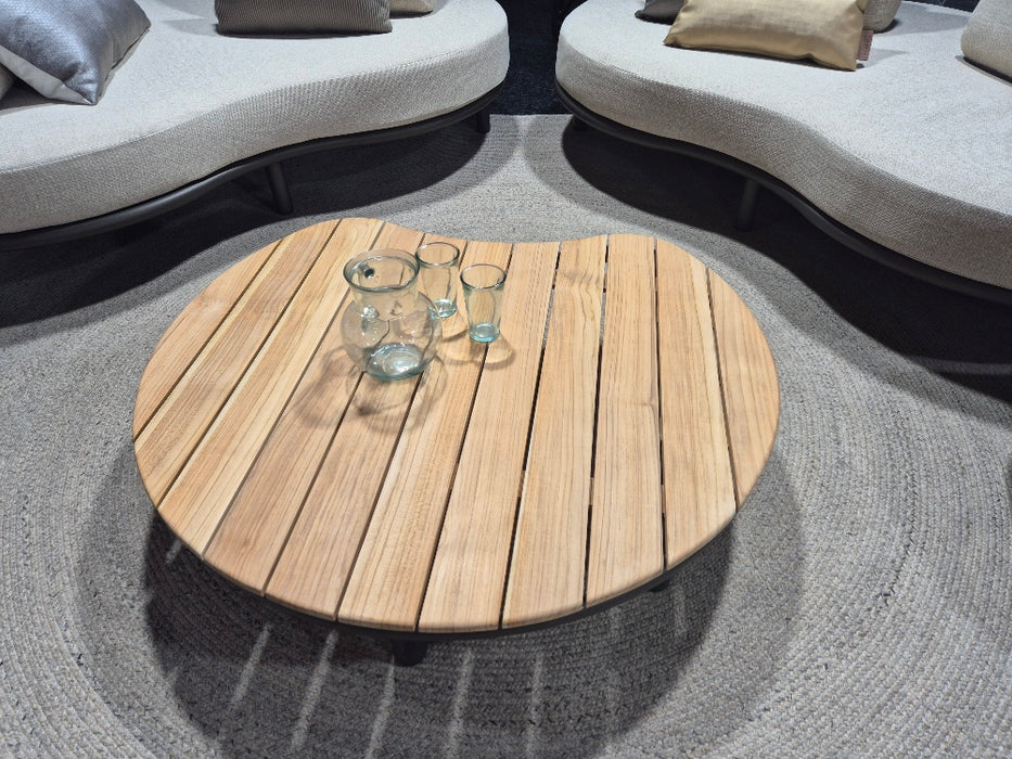 organische salontafel teakhout moon island te zien in showroom